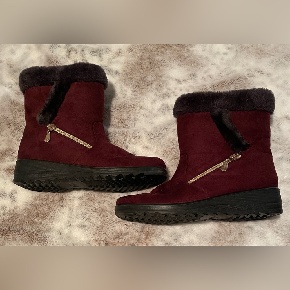 Women's deep  Burgundy Winter Boots w zipper detail 

EUC
WORN ONE TIME